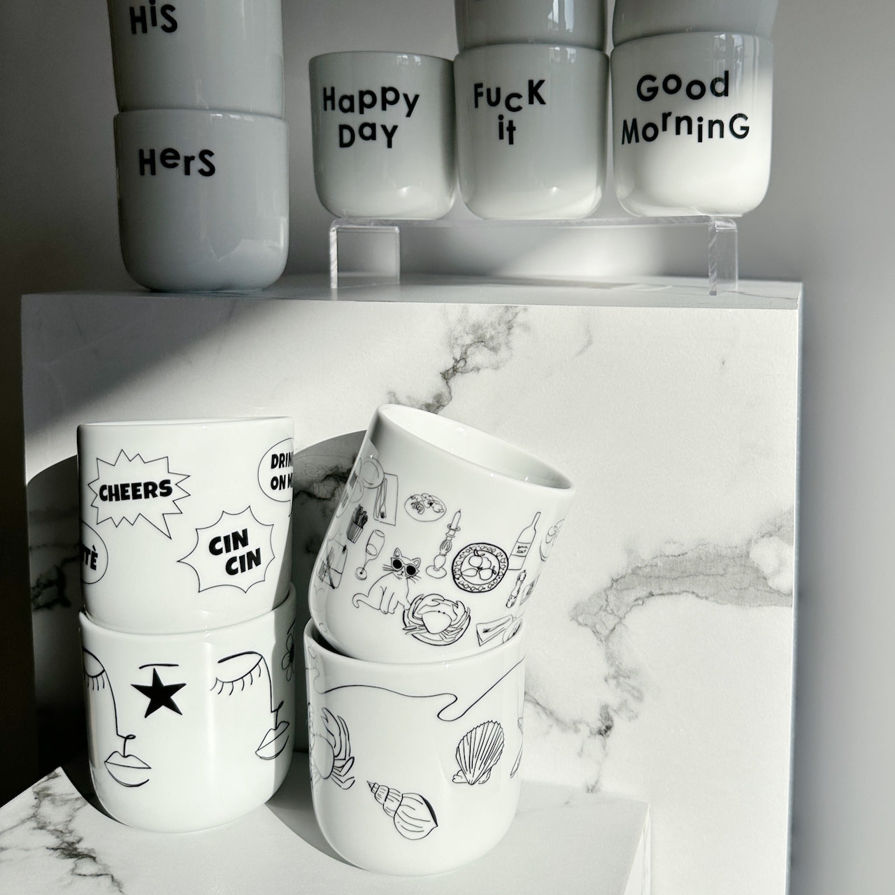 Porzellanbecher gedeckter Tisch