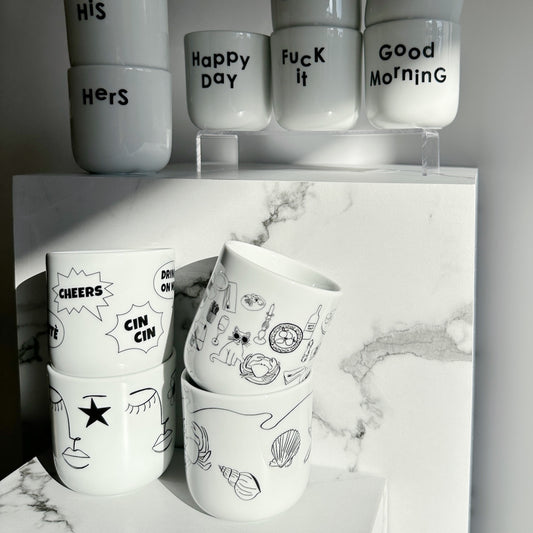 Porzellanbecher gedeckter Tisch