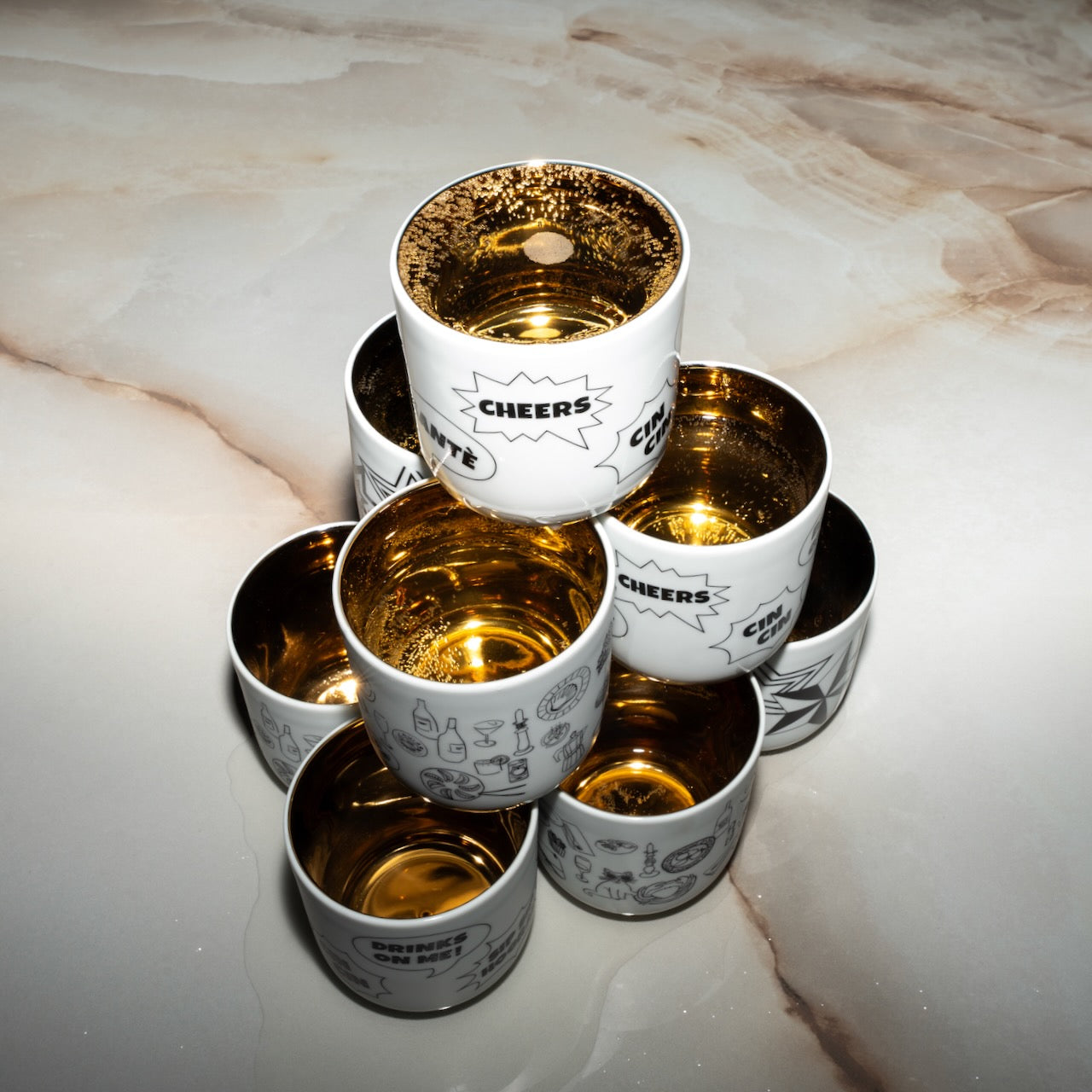 Cheers: Porzellanbecher für Champagner und Kaffee mit Goldfilling