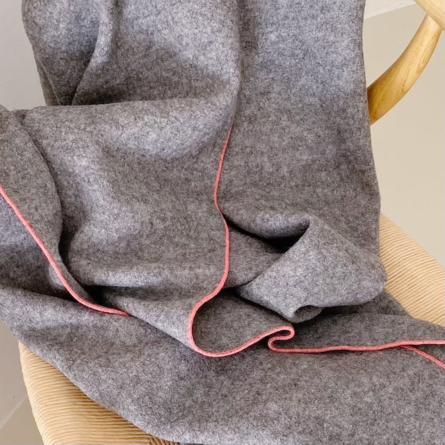 Yoga-Decke aus gekochter Wolle, grau