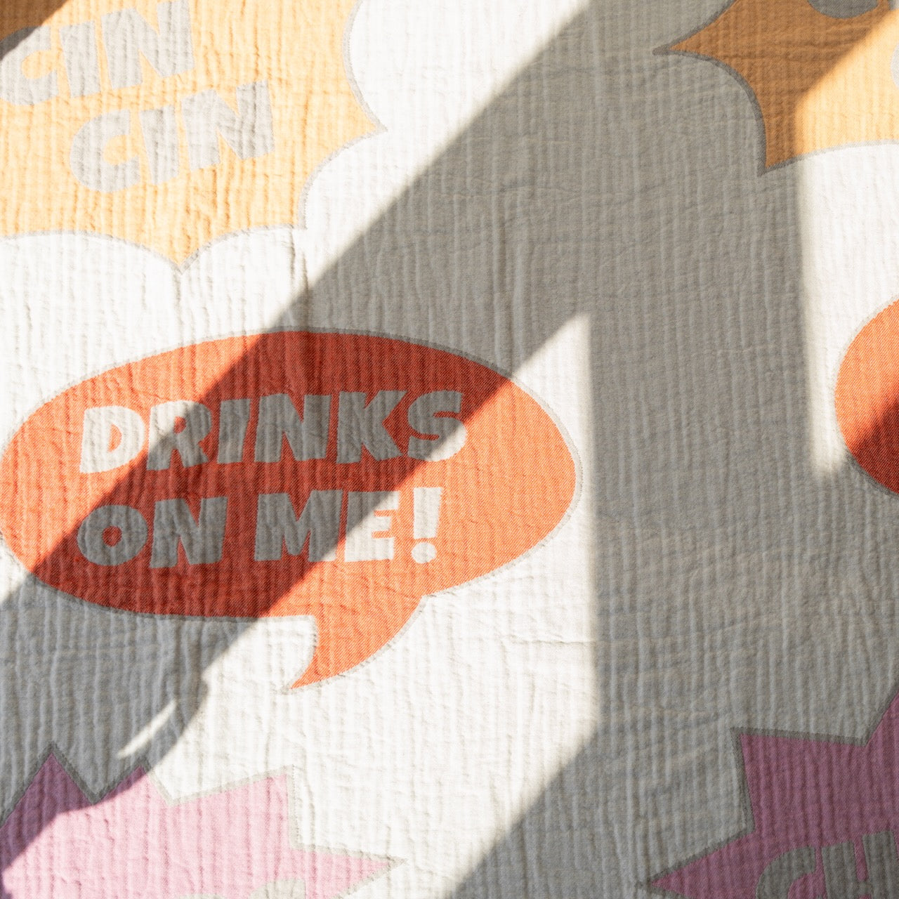 Sprechblasen-Decke: warme Töne treffen auf coole Prints