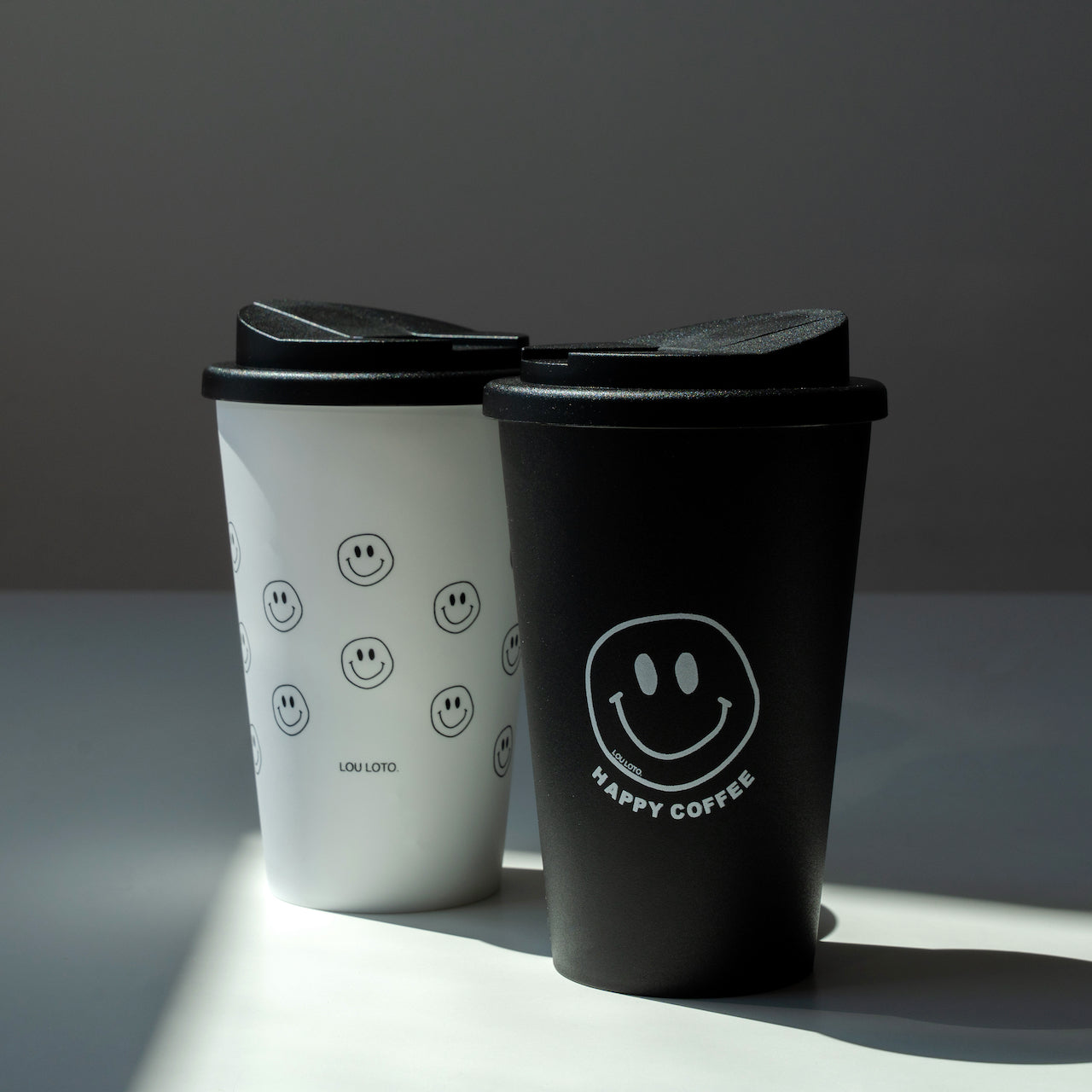 Coffee-to-Go: Happy Face Becher mit Schraubdeckel.